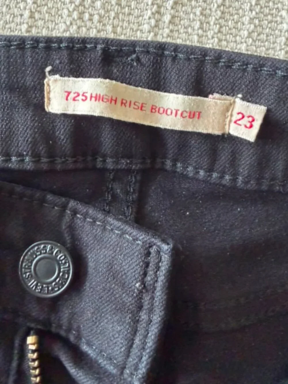 Levi’s 725 High Rise Bootcut Jeans